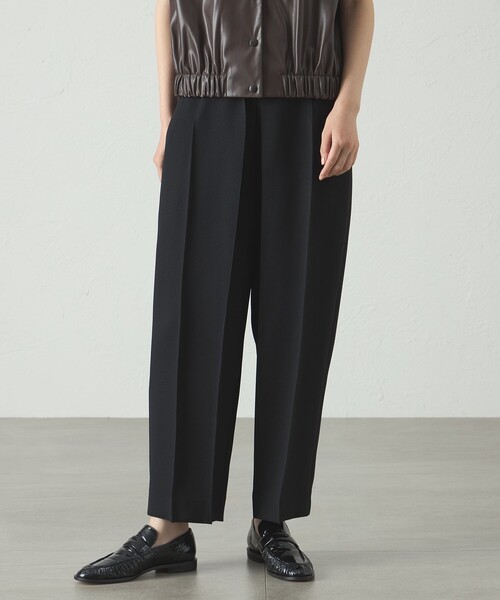 CAST:（キャストコロン）の「【UV効果/着用シワ軽減/セットアップ対応】フォルムタックデザインパンツ（その他パンツ・レディース・ネイビー/ブラック・S/M/L）」の2枚目の写真