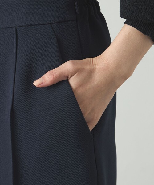 CAST:（キャストコロン）の「【UV効果/着用シワ軽減/セットアップ対応】フォルムタックデザインパンツ（その他パンツ・レディース・ネイビー/ブラック・S/M/L）」の8枚目の写真