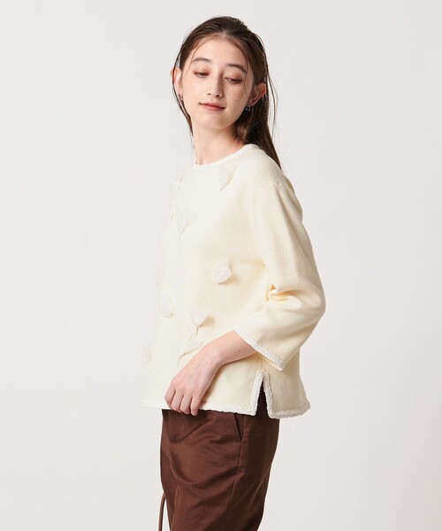 UNITED ARROWS（ユナイテッドアローズ）の「BROCHE  フラワーモチーフ ニット（ニット/セーター・レディース・ブラック/オフホワイト/グレー系・FREE）」の2枚目の写真