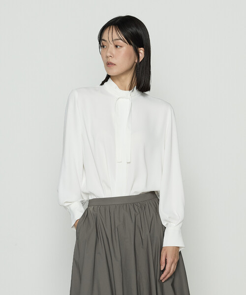 K.T KIYOKO TAKASE(キヨコタカセ)の「マットサテン タイ付 ハイネックブラウス(シャツ/ブラウス・レディース・ブラック/モカ/ホワイト・7号/11号/9号)」の1枚目の写真