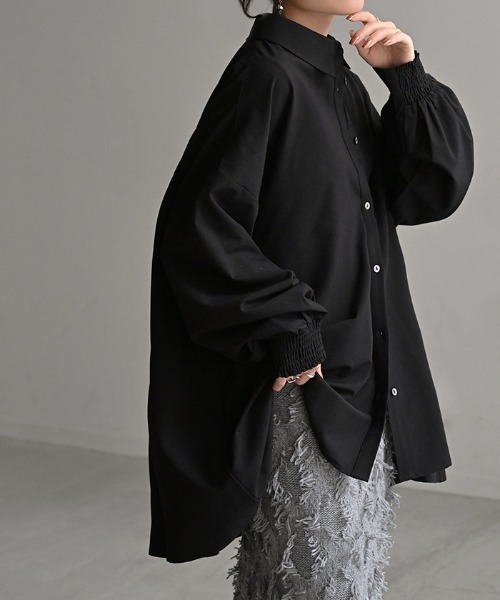 HUG.U(ハグユー)の「バックシャーリングシャツ(シャツ/ブラウス・レディース・ブラック/ライトベージュ/ホワイト/ダークグレー/ネイビー・FREE)」の2枚目の写真
