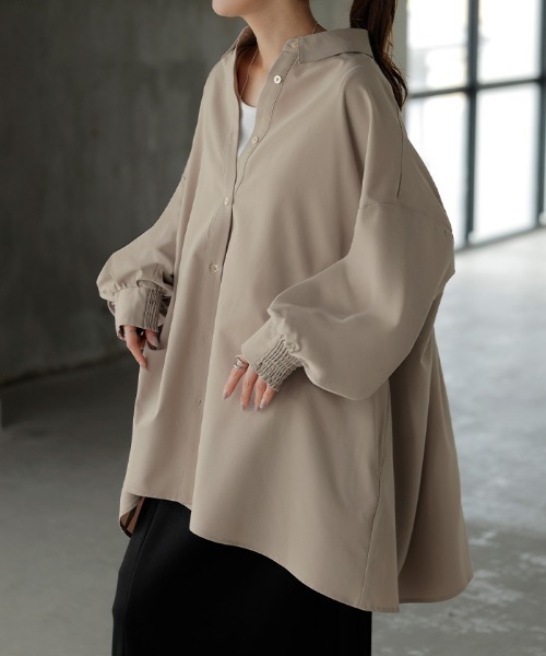 HUG.U(ハグユー)の「バックシャーリングシャツ(シャツ/ブラウス・レディース・ブラック/ライトベージュ/ホワイト/ダークグレー/ネイビー・FREE)」の8枚目の写真