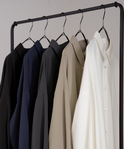 HUG.U(ハグユー)の「バックシャーリングシャツ(シャツ/ブラウス・レディース・ブラック/ライトベージュ/ホワイト/ダークグレー/ネイビー・FREE)」の21枚目の写真