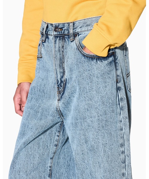 ARMANI EXCHANGE(アルマーニエクスチェンジ)の「【A|X アルマーニ エクスチェンジ】ライトブルーウォッシュデニムパンツ_J72 LOOSE(デニムパンツ・メンズ・ライトブルー・28inch/29inch/30inch/31inch/32inch/33inch/34inch/36inch)」の4枚目の写真