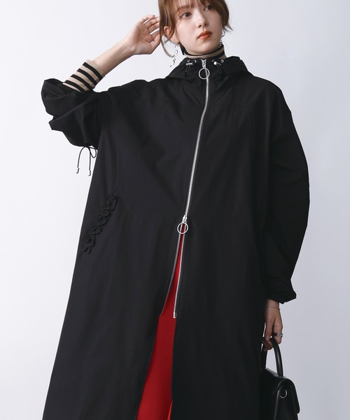 PICCIN PERLA（ピッチンペルラ）の「ウォータープルーフフリルロングパーカー（パーカー・レディース・ブラック/オフホワイト・M）」の2枚目の写真