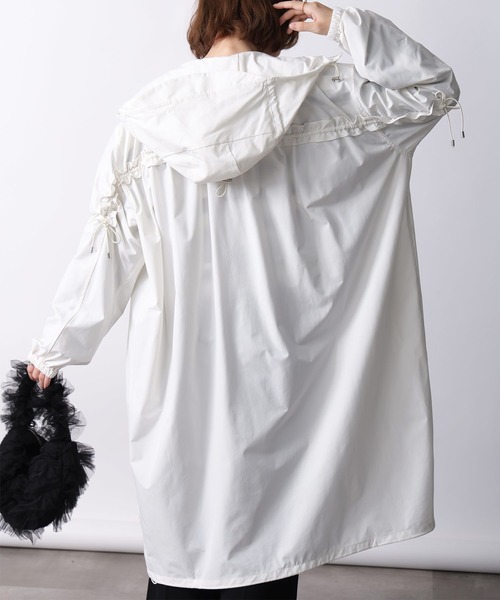 PICCIN PERLA（ピッチンペルラ）の「ウォータープルーフフリルロングパーカー（パーカー・レディース・ブラック/オフホワイト・M）」の6枚目の写真