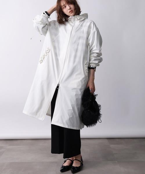 PICCIN PERLA（ピッチンペルラ）の「ウォータープルーフフリルロングパーカー（パーカー・レディース・ブラック/オフホワイト・M）」の12枚目の写真