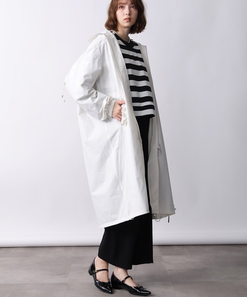 PICCIN PERLA（ピッチンペルラ）の「ウォータープルーフフリルロングパーカー（パーカー・レディース・ブラック/オフホワイト・M）」の10枚目の写真