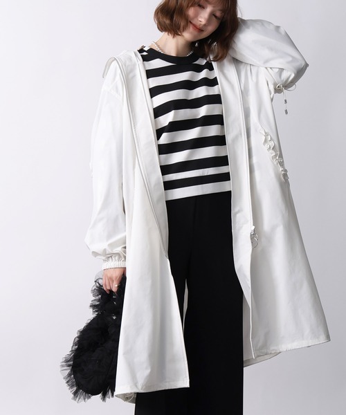 PICCIN PERLA（ピッチンペルラ）の「ウォータープルーフフリルロングパーカー（パーカー・レディース・ブラック/オフホワイト・M）」の3枚目の写真