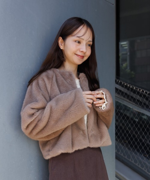 flower（フラワー）の「コンパクトファーコート（ノーカラーコート・レディース・ホワイト/ブラウン・FREE）」の14枚目の写真