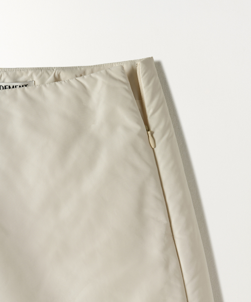 TTUDEMENT(トュードメント)の「PADDED MINI SKIRT CREAM(スカート・レディース・その他・SMALL/MEDIUM)」の5枚目の写真