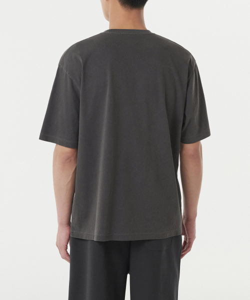 MUSINSA STANDARD（ムシンサスタンダード）の「ピグメントリラックスクルーネックTシャツ[チャコールグレー]（Tシャツ/カットソー・メンズ・その他・XX-LARGE/XXX-LARGE/LARGE/MEDIUM/SMALL/X-LARGE）」の4枚目の写真