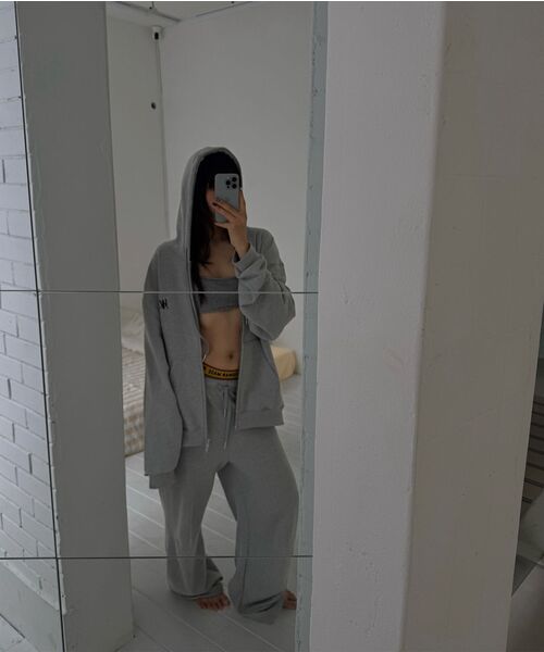 WOOALONG（ウアロン）の「Signature relax wide pants - GREY（スウェットパンツ・レディース・ライトグレー・LARGE/MEDIUM/SMALL）」の11枚目の写真