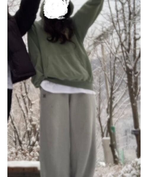 WOOALONG（ウアロン）の「Signature relax wide pants - GREY（スウェットパンツ・レディース・ライトグレー・LARGE/MEDIUM/SMALL）」の13枚目の写真