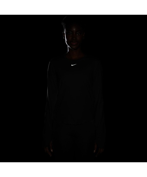 NIKE（ナイキ）の「ナイキ NIKE ナイキ  ワン クラシック DF L/S トップ（スポーツブラ・レディース・ベージュ/ブラック・S/M/L）」の13枚目の写真