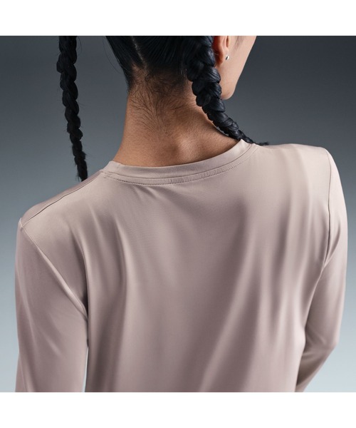 NIKE（ナイキ）の「ナイキ NIKE ナイキ  ワン クラシック DF L/S トップ（スポーツブラ・レディース・ベージュ/ブラック・S/M/L）」の7枚目の写真