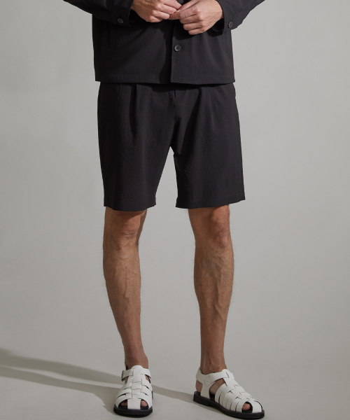 BIRBANTE(ビルバンテ)の「シアサッカー ワンタック ハーフパンツ - ブラック(その他パンツ・メンズ・ブラック・MEDIUM)」の1枚目の写真