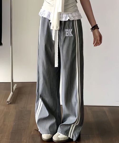 GLAMOROUS JANE(グラマラスジェーン)の「ウエストフリルストライプラインパンツ(その他パンツ・レディース・ブラック/ホワイト・M/S)」の2枚目の写真