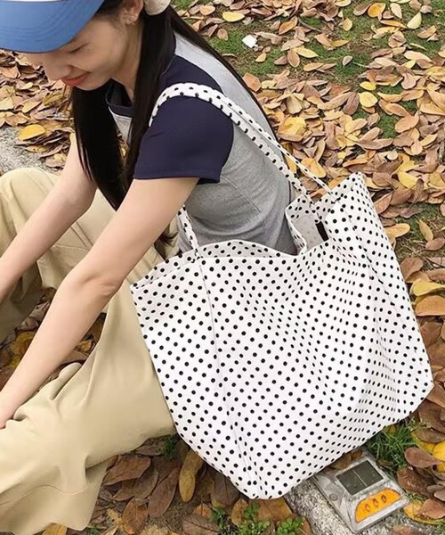VIBGYOR(ヴィブジョー)の「Liaa/大容量 ドット柄 トートバッグ A18735(トートバッグ・レディース・ブラック/レッド/ホワイト・FREE)」の1枚目の写真