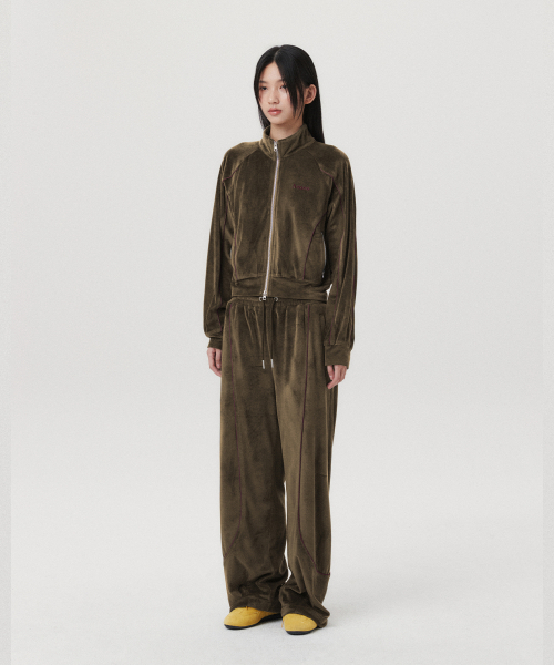 AMESWORLDWIDE（アメスワールドワイド）の「VELOUR TRACK PANTS KHAKI（スウェットパンツ・レディース・その他・FREE）」の3枚目の写真