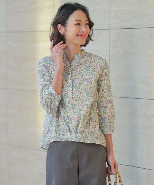 J.PRESS Ladies(J.プレス レディス)の「【一枚で着映え】Liberty Rachel & Michelle バンドカラー ブラウス(シャツ/ブラウス・レディース・サックスブルー系5/ピンク系5・XS)」の2枚目の写真