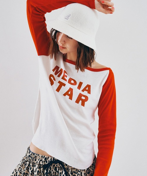 RNA(アールエヌエー)の「M2592 オフショルラグランロンT(Tシャツ/カットソー・レディース・マスタード/ホワイト×レッド/ホワイト×ブラック・MEDIUM)」の2枚目の写真
