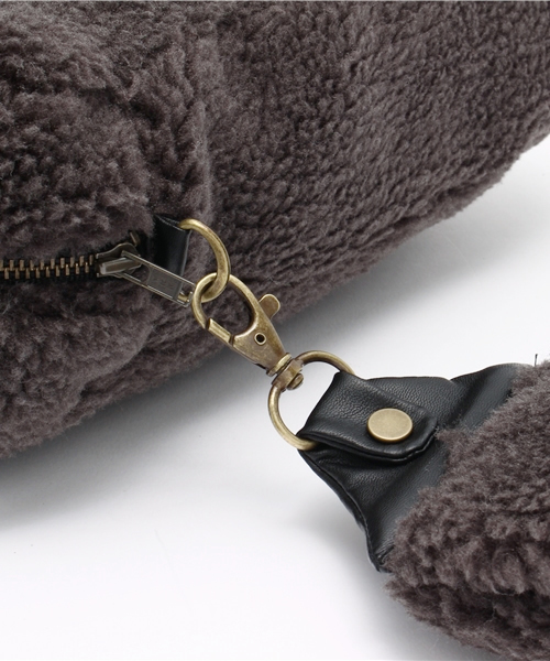 Kastane（カスタネ）の「ボアクラッチ（トートバッグ・レディース・アイボリー/チャコールグレー・FREE）」の5枚目の写真