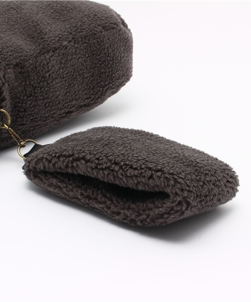 Kastane（カスタネ）の「ボアクラッチ（トートバッグ・レディース・アイボリー/チャコールグレー・FREE）」の6枚目の写真