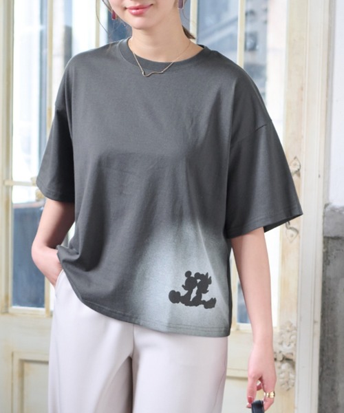 Disney(ディズニー)の「<Disney>【ミッキー&ミニー】綿混素材ゆるっとTシャツ(Tシャツ/カットソー・レディース・チャコール・MEDIUM/X-LARGE/XX-LARGE/LARGE)」の1枚目の写真