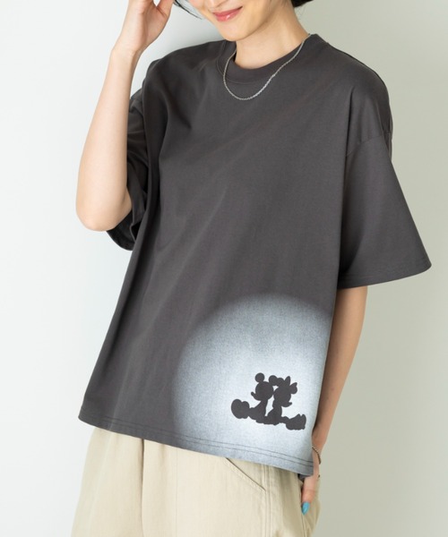 Disney(ディズニー)の「<Disney>【ミッキー&ミニー】綿混素材ゆるっとTシャツ(Tシャツ/カットソー・レディース・チャコール・MEDIUM/X-LARGE/XX-LARGE/LARGE)」の5枚目の写真