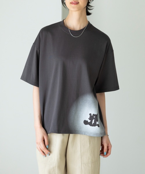 Disney(ディズニー)の「<Disney>【ミッキー&ミニー】綿混素材ゆるっとTシャツ(Tシャツ/カットソー・レディース・チャコール・MEDIUM/X-LARGE/XX-LARGE/LARGE)」の9枚目の写真