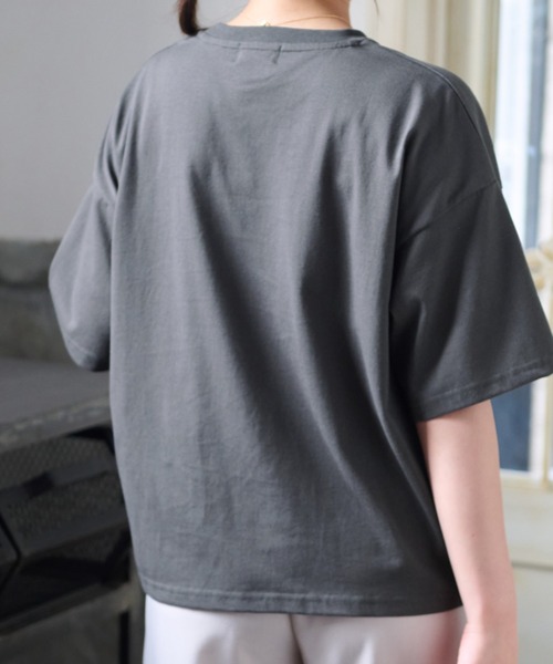 Disney(ディズニー)の「<Disney>【ミッキー&ミニー】綿混素材ゆるっとTシャツ(Tシャツ/カットソー・レディース・チャコール・MEDIUM/X-LARGE/XX-LARGE/LARGE)」の4枚目の写真