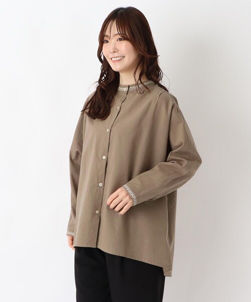 one'sterrace(ワンズテラス)の「綿麻スタンドカラー 刺繍入りブラウス(シャツ/ブラウス・レディース・アイボリー系8/ダークブラウン系8/グリーン系その他6・02)」の2枚目の写真