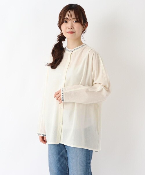 one'sterrace(ワンズテラス)の「綿麻スタンドカラー 刺繍入りブラウス(シャツ/ブラウス・レディース・アイボリー系8/ダークブラウン系8/グリーン系その他6・02)」の1枚目の写真