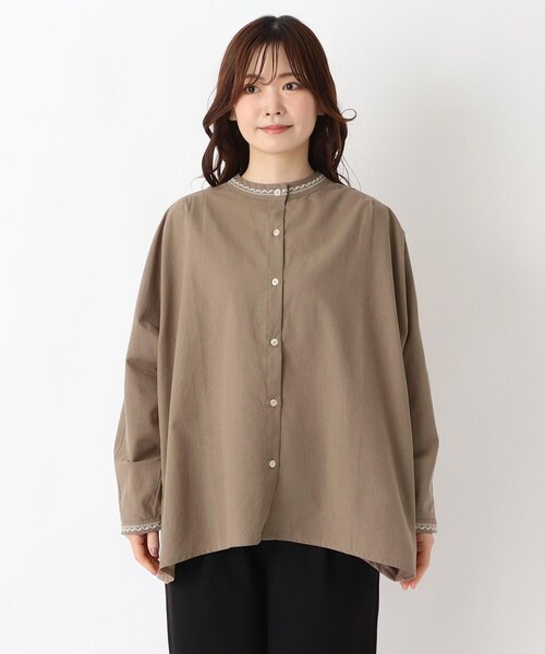 one'sterrace(ワンズテラス)の「綿麻スタンドカラー 刺繍入りブラウス(シャツ/ブラウス・レディース・アイボリー系8/ダークブラウン系8/グリーン系その他6・02)」の4枚目の写真