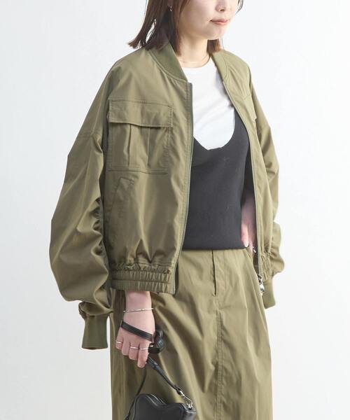 CONVERSE TOKYO(コンバーストウキョウ)の「GATHER SLEEVE MILITARY MA-1 JACKET(ブルゾン・レディース・ブラック/カーキ・FREE)」の4枚目の写真