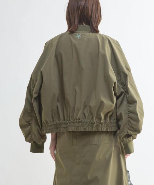 CONVERSE TOKYO(コンバーストウキョウ)の「GATHER SLEEVE MILITARY MA-1 JACKET(ブルゾン・レディース・ブラック/カーキ・FREE)」の5枚目の写真