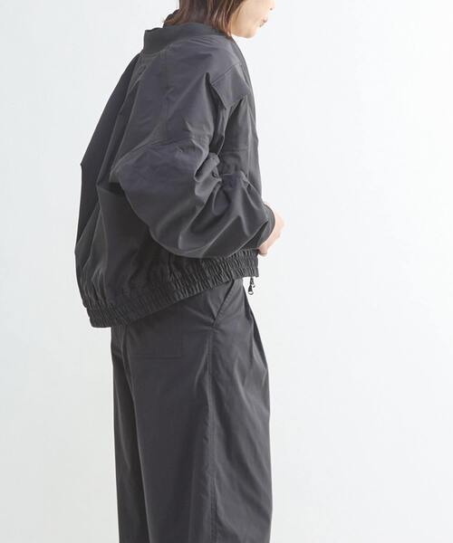 CONVERSE TOKYO(コンバーストウキョウ)の「GATHER SLEEVE MILITARY MA-1 JACKET(ブルゾン・レディース・ブラック/カーキ・FREE)」の16枚目の写真