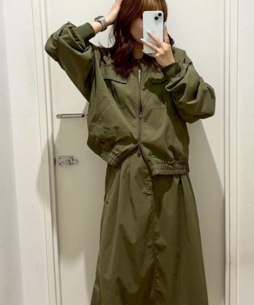 CONVERSE TOKYO(コンバーストウキョウ)の「GATHER SLEEVE MILITARY MA-1 JACKET(ブルゾン・レディース・ブラック/カーキ・FREE)」の2枚目の写真