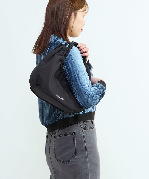 CONVERSE TOKYO（コンバーストウキョウ）の「2WAY ROPE HANDLE GATHERED SHOULDER BAG（ショルダーバッグ・レディース・チャコールグレー/ベージュ/ブラック・FREE）」の5枚目の写真