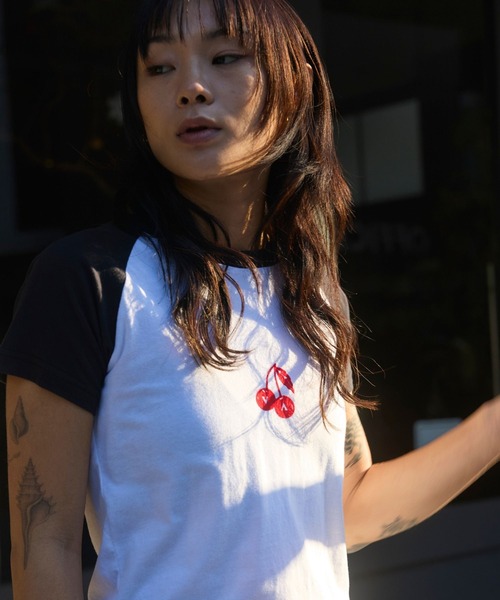 RVCA(ルーカ)の「RVCA ウィメンズ ROAM RAGLAN CROPPED SS BABY TEE Tシャツ 【2026年春夏モデル】(Tシャツ/カットソー・レディース・ブラック/ブルー・MEDIUM/SMALL/LARGE)」の7枚目の写真
