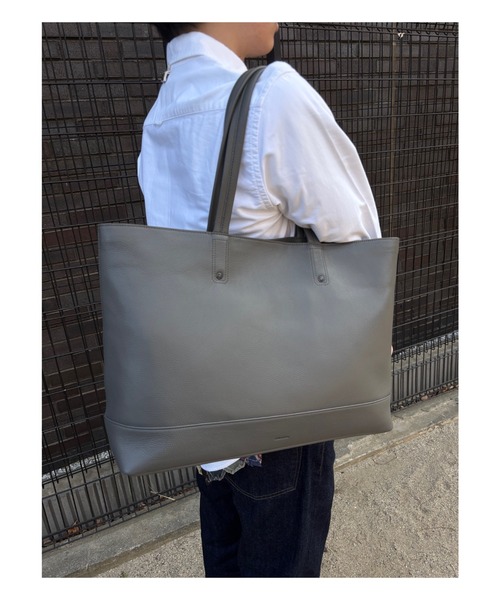 SOLATINA(ソラチナ)の「SOLATINA ソラチナ international ser. ソフトシュリンクレザー横型トート 大サイズ(ショルダーバッグ・メンズ・ダークグレー/ネイビー/アイボリー/ブラック/ライトブラウン・FREE)」の8枚目の写真