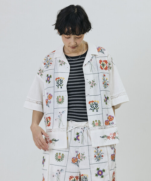 Freada(フリーダ)の「Freada/フリーダ パッチワーク花刺繍シャツ(シャツ/ブラウス・レディース・オフホワイト/ブラック・ONE SIZE)」の4枚目の写真