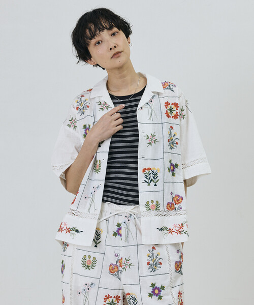 Freada(フリーダ)の「Freada/フリーダ パッチワーク花刺繍シャツ(シャツ/ブラウス・レディース・オフホワイト/ブラック・ONE SIZE)」の5枚目の写真