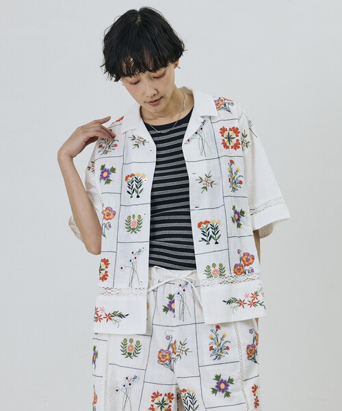 Freada(フリーダ)の「Freada/フリーダ パッチワーク花刺繍シャツ(シャツ/ブラウス・レディース・オフホワイト/ブラック・ONE SIZE)」の6枚目の写真