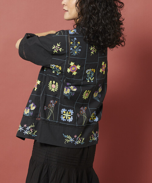 Freada(フリーダ)の「Freada/フリーダ パッチワーク花刺繍シャツ(シャツ/ブラウス・レディース・オフホワイト/ブラック・ONE SIZE)」の16枚目の写真