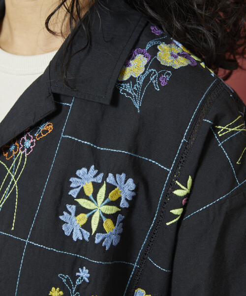 Freada/フリーダ パッチワーク花刺繍シャツ(シャツ/ブラウス Freada/フリーダ パッチワーク花刺繍シャツ(シャツ/ブラウス