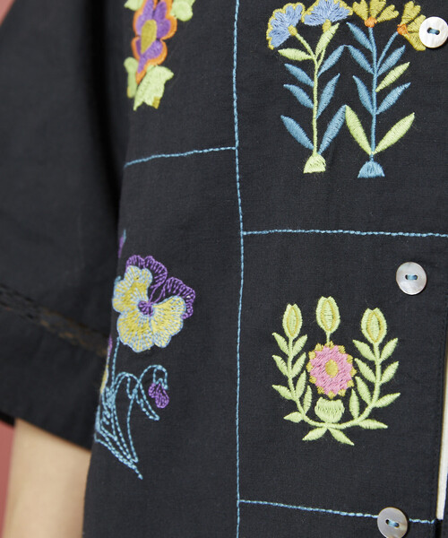 Freada(フリーダ)の「Freada/フリーダ パッチワーク花刺繍シャツ(シャツ/ブラウス・レディース・オフホワイト/ブラック・ONE SIZE)」の18枚目の写真