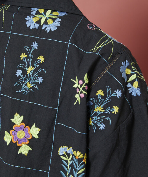 Freada(フリーダ)の「Freada/フリーダ パッチワーク花刺繍シャツ(シャツ/ブラウス・レディース・オフホワイト/ブラック・ONE SIZE)」の19枚目の写真