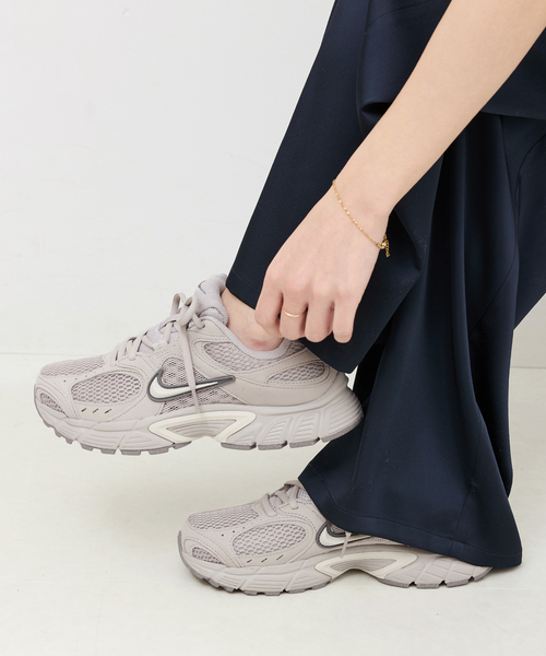 NIKE(ナイキ)の「《WEB限定追加》【NIKE/ナイキ】 ウィメンズV5 RNR:スニーカー(スニーカー・レディース・ベージュ・24.5cm/24cm/23.5cm/23cm)」の1枚目の写真